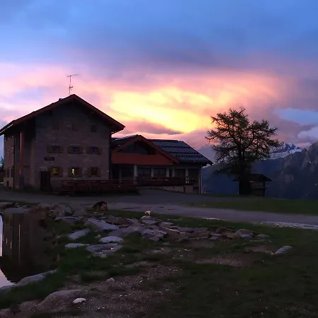 Rifugio Viviani Pradalago Hotel *